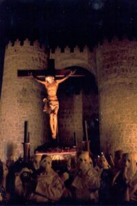 Cristo de la Ilusión murallas de Ávila en fondo