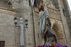 Paso del resucitado a su paso por la catedral de Ávila